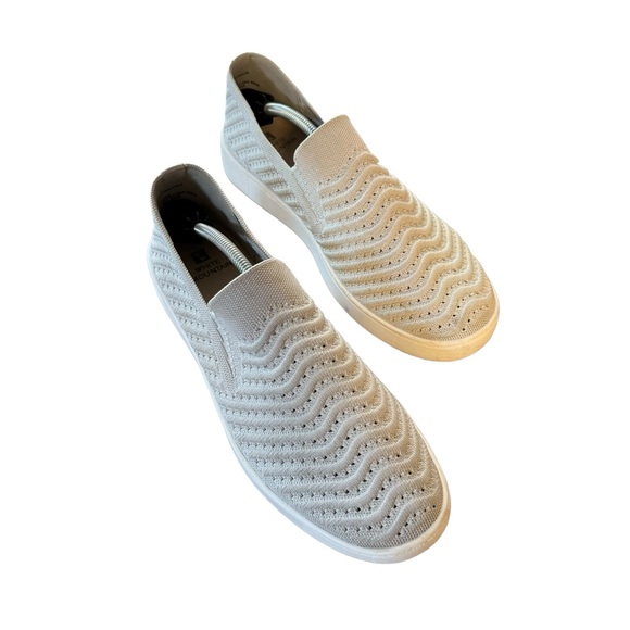 *White Mountain Size 10 Courageous White/Gray Slip On Shoes - Picture 1 of 11